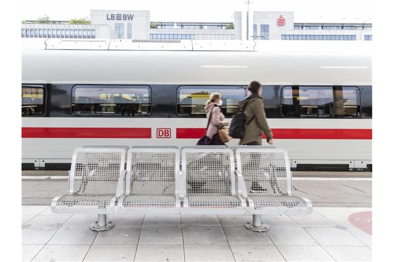 Zwei Frauen gehen am Bahnhof an einem ICE vorbei. Foto: Tom Weller/dpa/Symbolbild