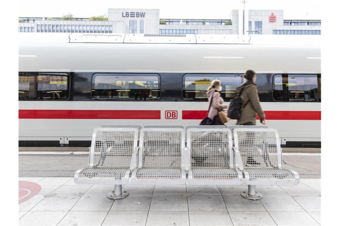 Zwei Frauen gehen am Bahnhof an einem ICE vorbei. Foto: Tom Weller/dpa/Symbolbild