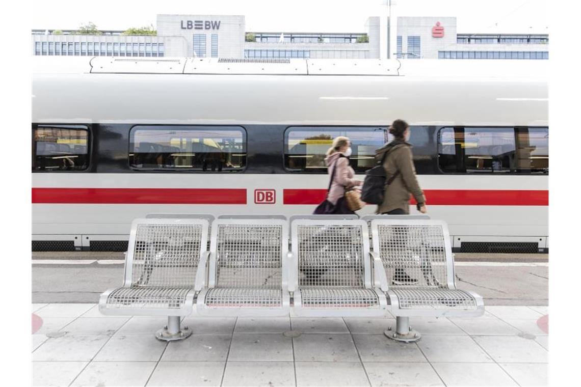 Zwei Frauen gehen am Stuttgarter Hauptbahnhof an einem ICE vorbei. Foto: Tom Weller/dpa