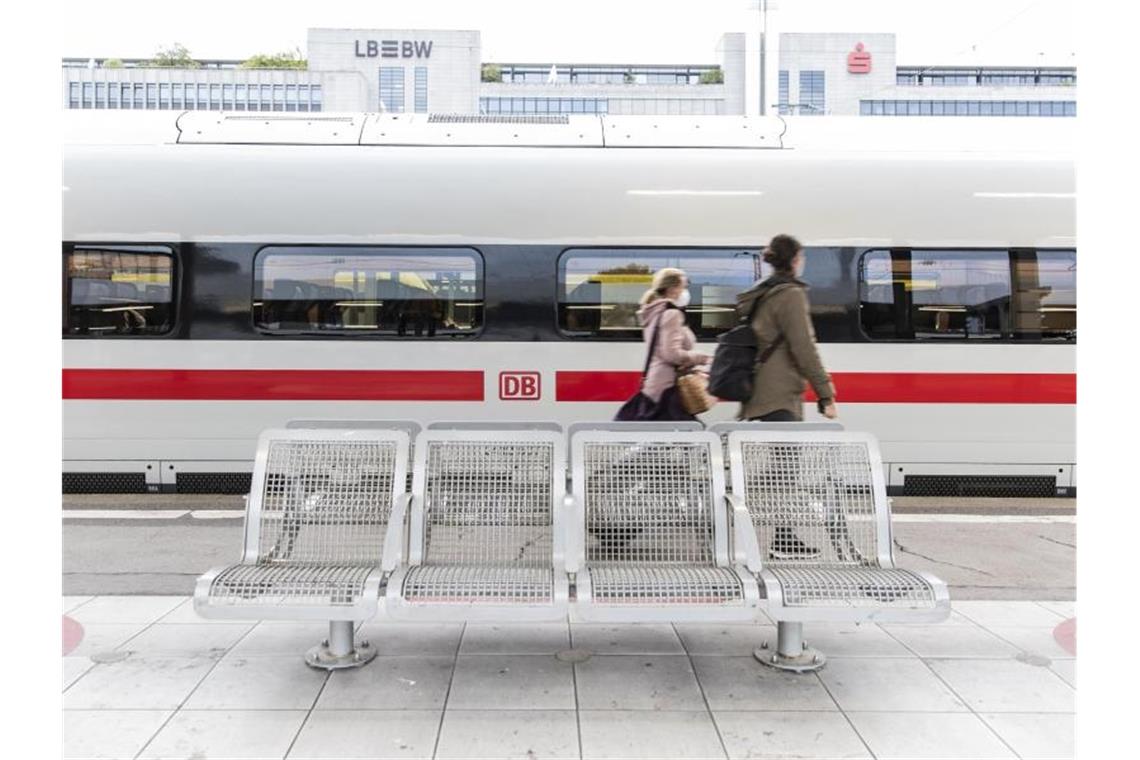Lokführerstreik sorgt weiter für Zugausfälle im Südwesten Zwei Frauen gehen am Stuttgarter Hauptbahnhof an einem ICE vorbei. Foto: Tom Weller/dpa