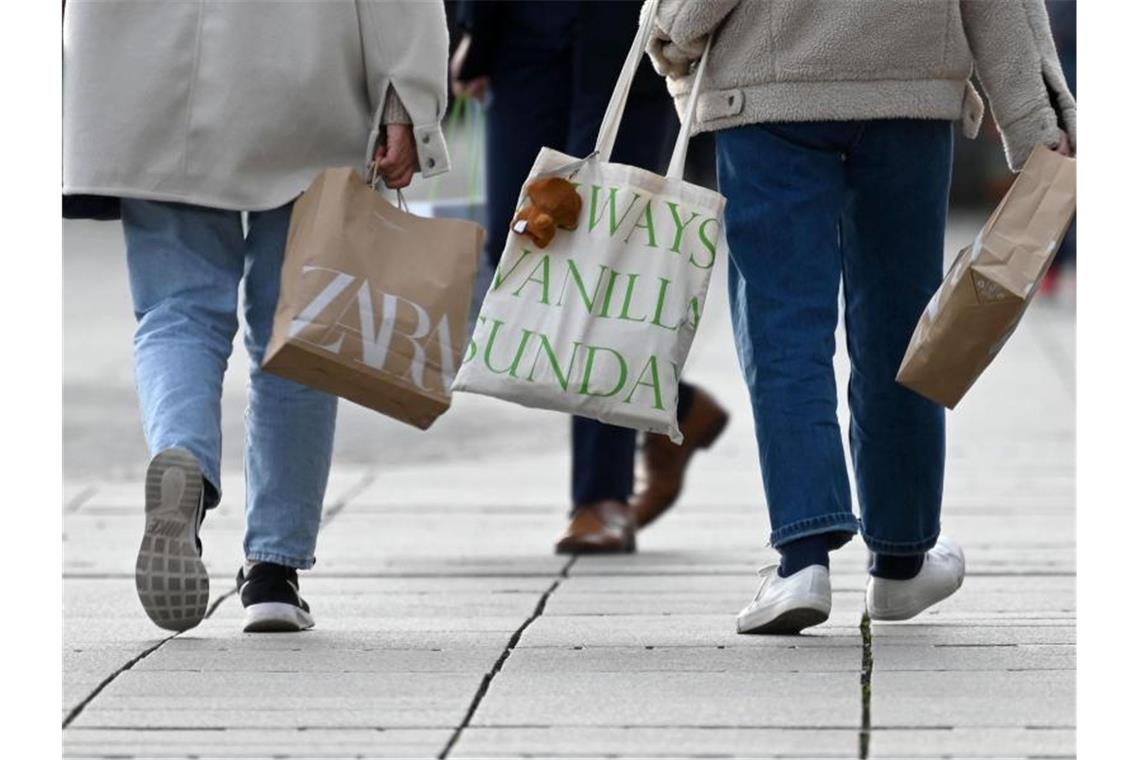 Handel: Appell der Länder zur Selbstquarantäne verheerend Zwei Frauen gehen mit Einkaufstüten über die Königstraße. Foto: Marijan Murat/dpa