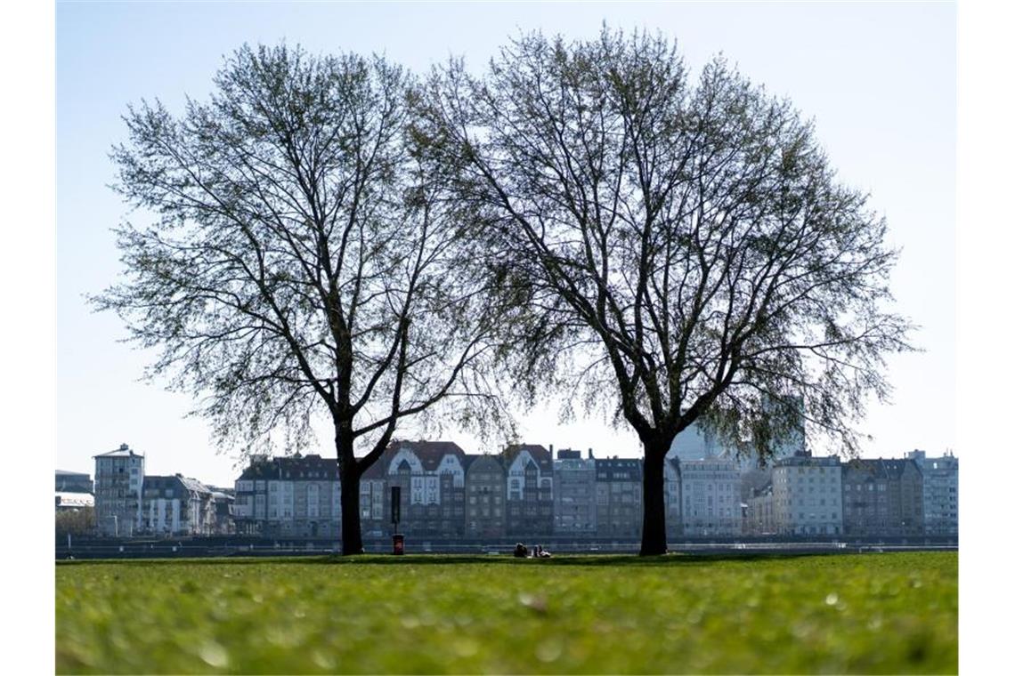 Ostersonntag noch einmal Sonne und Wärme: Dann sogar Schnee Zwei Frauen liegen zwischen zwei Bäumen in der Sonne. Foto: Jonas Güttler/dpa/Archivbild
