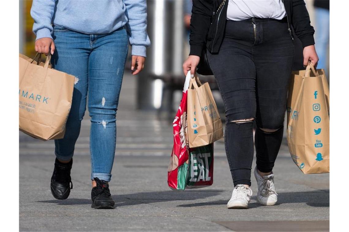 Zwei Frauen mit Einkaufstaschen der Modekette Primark flanieren in Dresden. Foto: Monika Skolimowska/dpa-Zentralbild/dpa