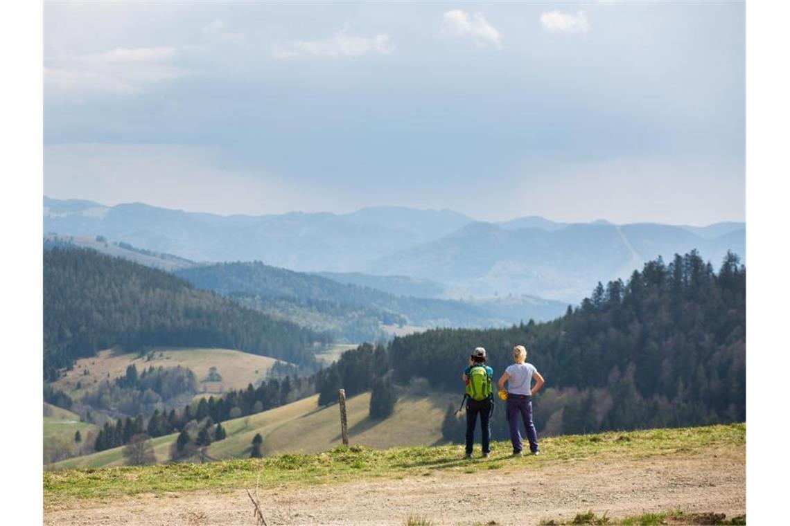 Abgabe für Schwarzwald-Besucher angepeilt Zwei Frauen stehen auf einem Parkplatz nahe dem Nonnenmattweiher und blicken in die Landschaft. Foto: Philipp von Ditfurth/dpa/Archivbild