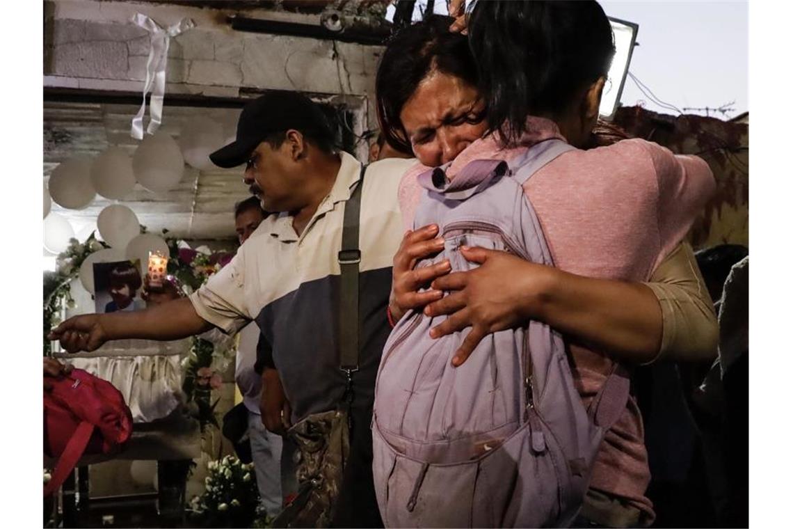 Zwei Frauen umarmen sich und weinen auf der Totenwache eines ermordeten siebenjährigen Mädchens. Foto: Ernesto Alvarez/NOTIMEX/dpa
