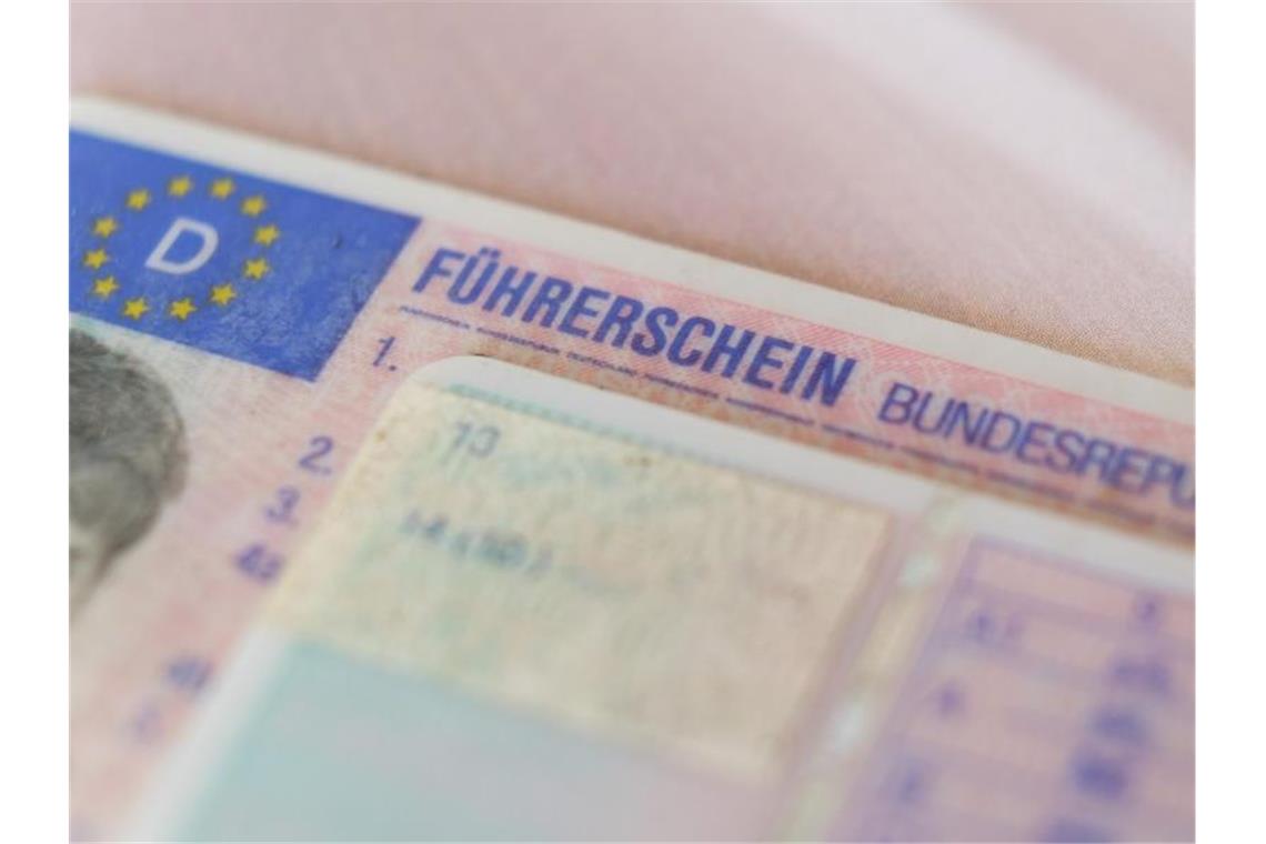 Ältere sollen Führerschein für Gratis-Tickets abgeben Zwei Führerscheine liegen auf einem Tisch. Foto: Ole Spata/dpa/Symbolbild