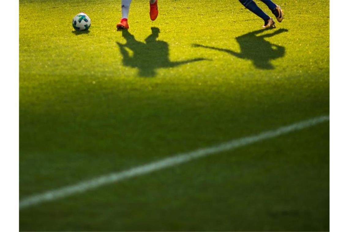 Zwei Fußballer kämpfen um den Ball. Foto: picture alliance / Sophia Kembowski/dpa/Symbolbild