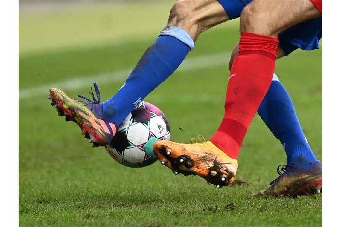 Heidenheim-Trainer: Duelle mit HSV „immer etwas Besonderes“ Zwei Fußballspieler kämpfen um den Ball. Foto: Uli Deck/dpa/Symbolbild