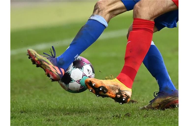 Zwei Fußballspieler kämpfen um den Ball. Foto: Uli Deck/dpa/Symbolbild