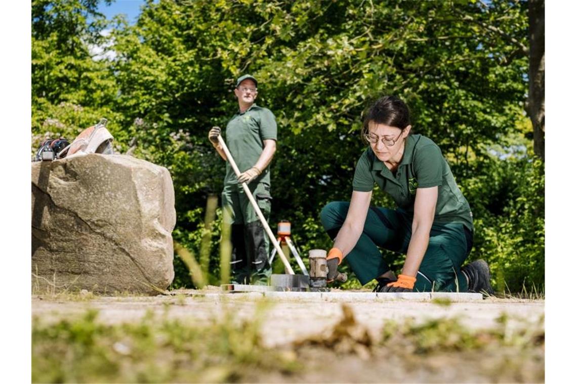 Sehnsucht nach dem Grünen: Gartenbaubranche boomt weiter Zwei Gartenbauer beim Befestigen eines Weges in einer Gartenanlage. Foto: Martin Rottenkolber/ GaLaBau-Service GmbH /dpa/Archivbild