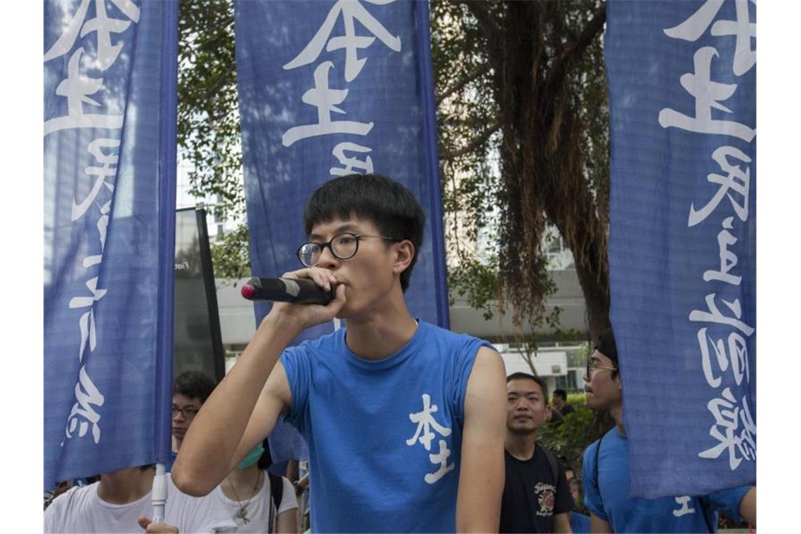 Zwei geflüchtete Aktivisten finden in Deutschland Schutz. Ray Wong ist einer von ihnen. Foto: Alex Hofford/EPA/Archiv