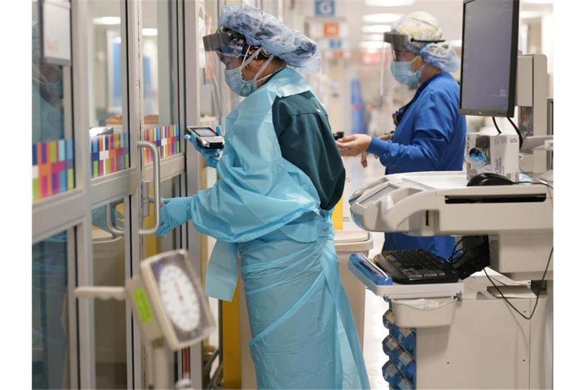 Zwei Gesundheitsmitarbeiterinnen in einem New Yorker Krankenhaus. In den USA gibt es mit 9,9 Millionen die weltweit meisten bestätigten Coronavirus-Infektionen. Foto: Seth Wenig/AP/dpa