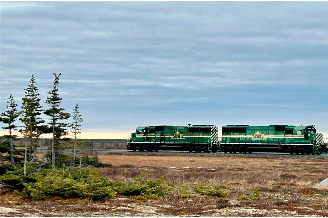 Zwei Güterzug-Loks der Hudson Bay Railway in der Tundra bei Churchill in Kanada.