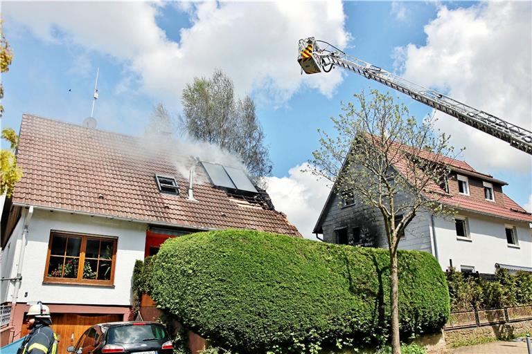 Zwei Häuser wurden durch die Flammen beschädigt. Der Sachschaden bewegt sich im sechsstelligen Bereich. Foto: 7aktuell.de/Kevin Lermer