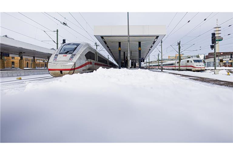 Zwei ICE stehen im verschneiten Hauptbahnhof Hannover.