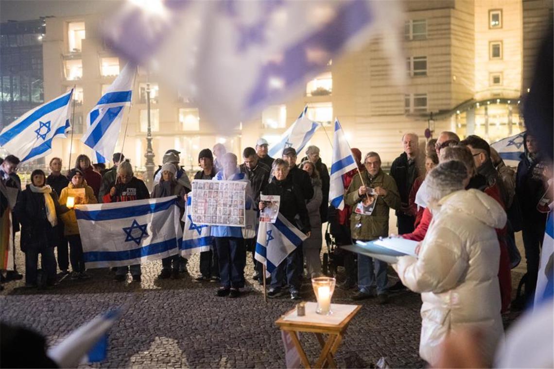 Zwei Jahre nach dem Terrorangriff der Hamas auf Israel werden in Berlin die Namen der rund 1.200 Opfer verlesen.