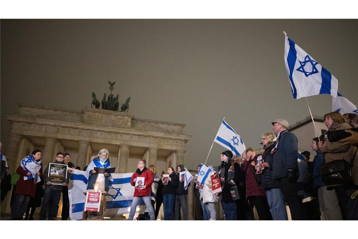 Zwei Jahre nach dem Terrorangriff der islamistischen Hamas auf Israel ist in Berlin an die Opfer erinnert worden.