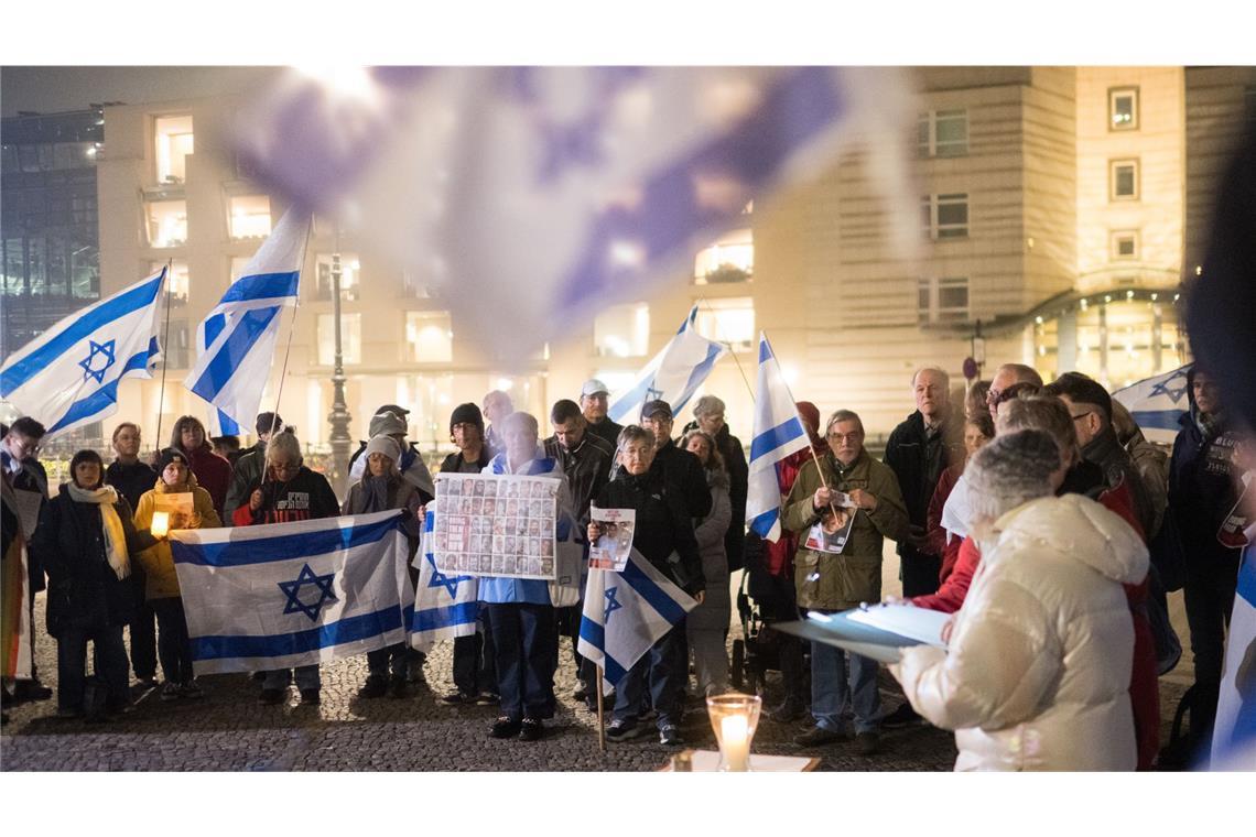 Zwei Jahre nach dem Terrorangriff der islamistischen Hamas auf Israel ist in Berlin an die Opfer erinnert worden.