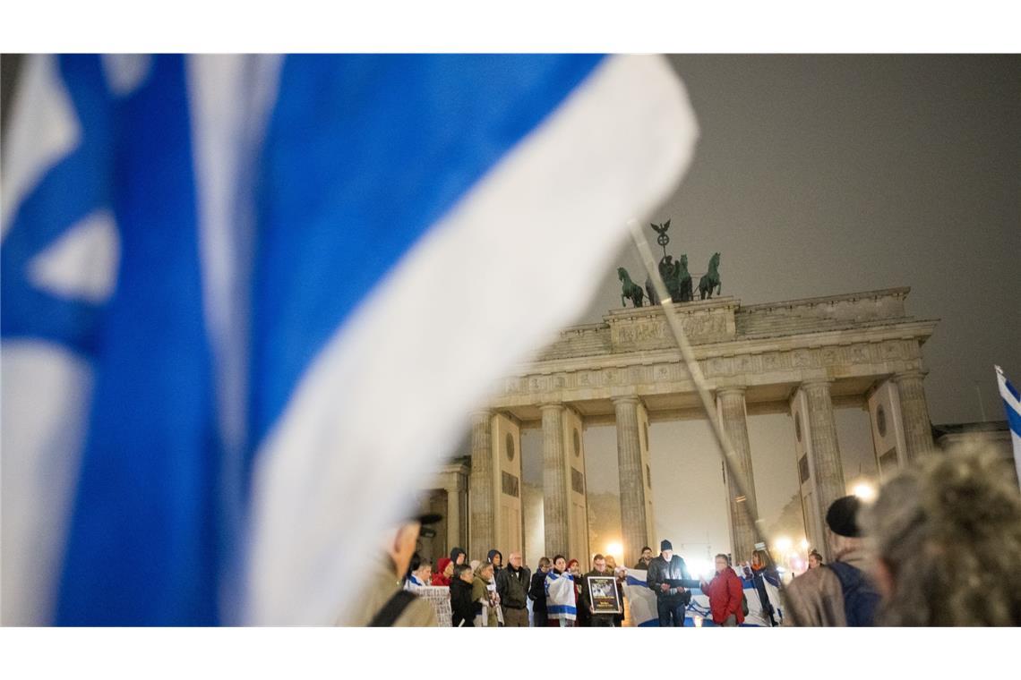 Zwei Jahre nach dem Terrorangriff der islamistischen Hamas auf Israel ist in Berlin an die Opfer erinnert worden.