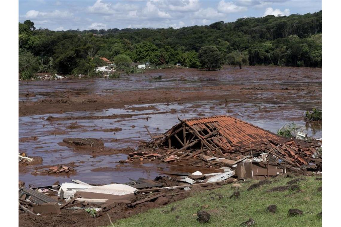 Zwei Jahre nach dem verheerenden Dammbruch an einer Eisenerzmine hat der Bürgermeister der schwer getroffenen Kleinstadt Brumadinho Konsequenzen gefordert. Foto: Leo Drumond/Agencia Nitro/dpa