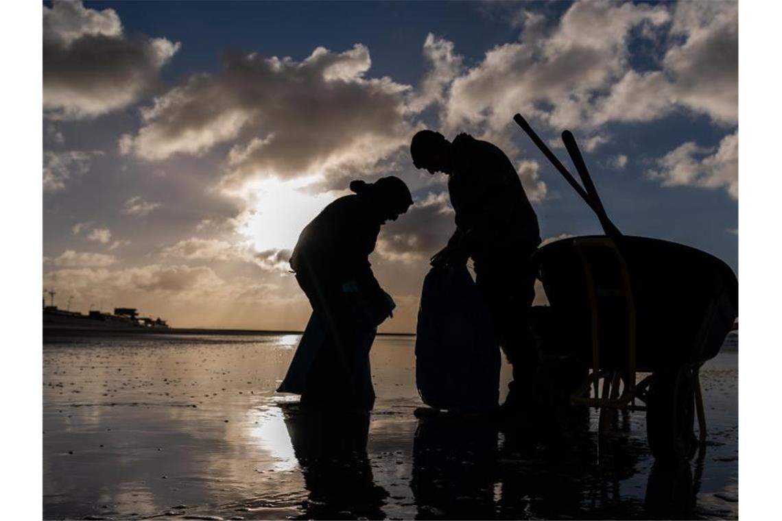 Zwei Jahre nach der Havarie des Riesenfrachters in der stürmischen Nordsee drängen Kommunalpolitiker und Naturschützer weiter darauf, Konsequenzen aus dem Unglück zu ziehen. Foto: Mohssen Assanimoghaddam/dpa