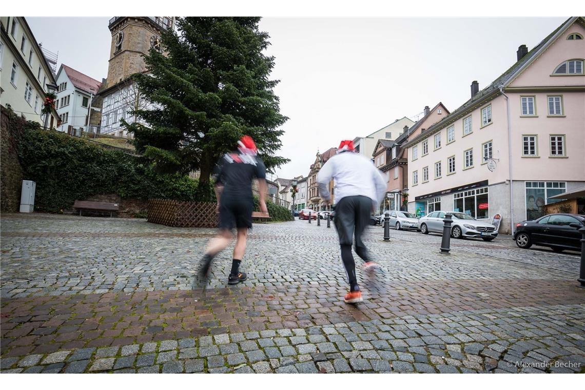 zwei Jogger in der Marktstrasse auf der Silvesterlaufstrecke // leere Straßen, A...