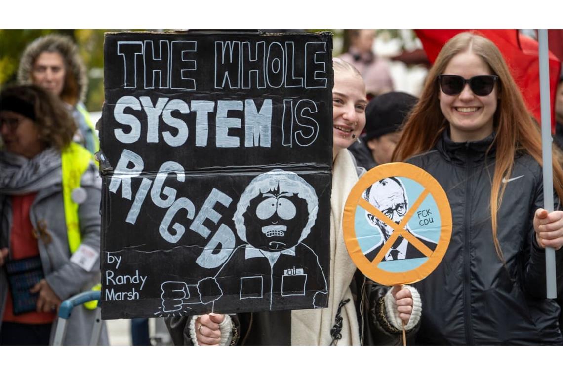 Zwei junge Frauen demonstrieren mit Plakaten. Die Initiative „Gen Z regelt“ hatte für den 31. Oktober zu Protesten in rund 30 Städten aufgerufen.