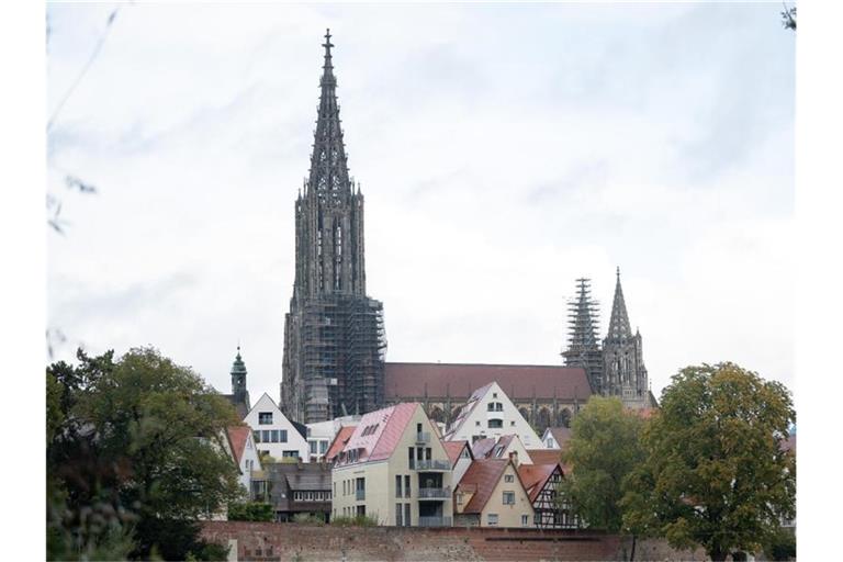 Zwei junge Männer, die auf dem Turm des Ulmer Münsters herumgeklettert sind, wurden vorläufig festgenommen. Foto: Sebastian Gollnow/dpa