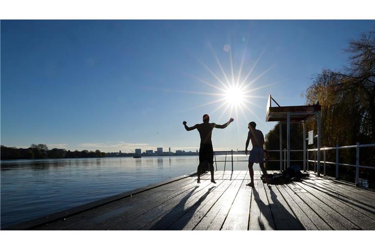 Zwei junge Männer haben Spaß beim Eisbaden in Hamburg an der Alster.