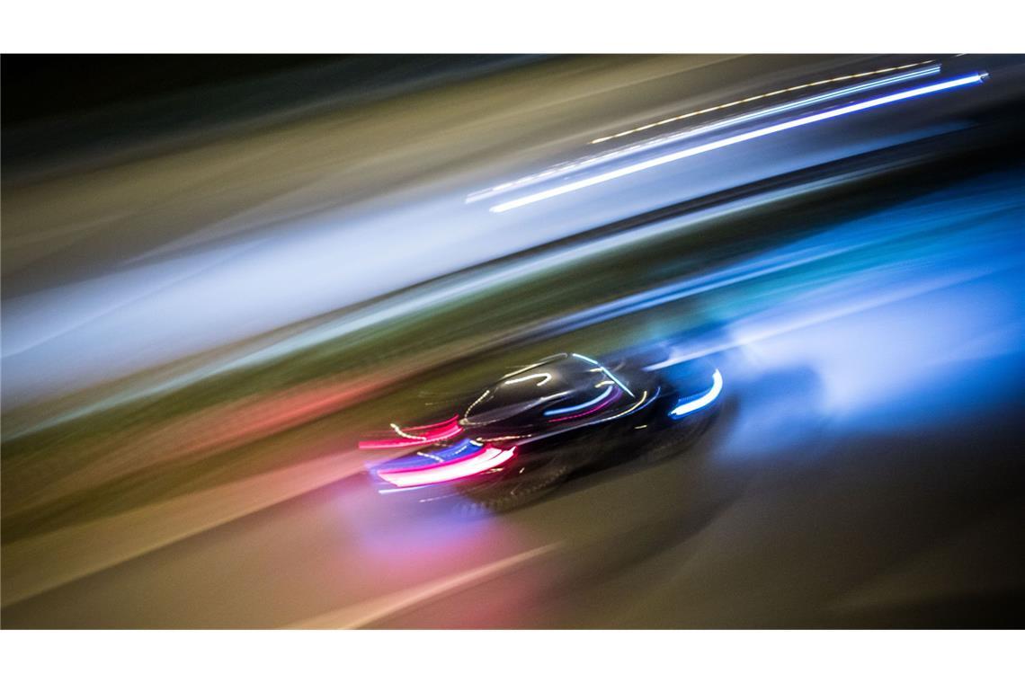 Zwei junge Männer sind viel zu schnell durch Ulm gerast (Symbolbild).