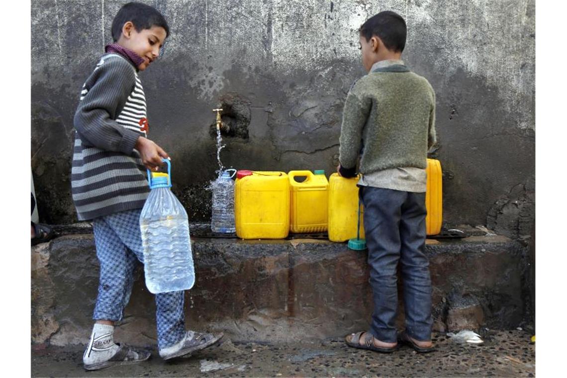 Zwei Jungen holen in Sanaa Wasser an einer Pumpe. Foto: Mohammed Mohammed/Xinhua/dpa