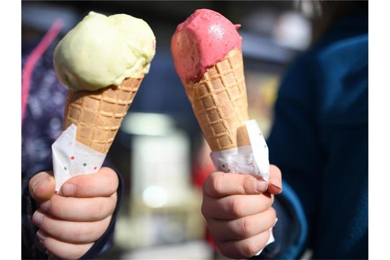 Zwei Kinder halten ihr Eis in der Waffel. Foto: Patrick Seeger/dpa/Archivbild