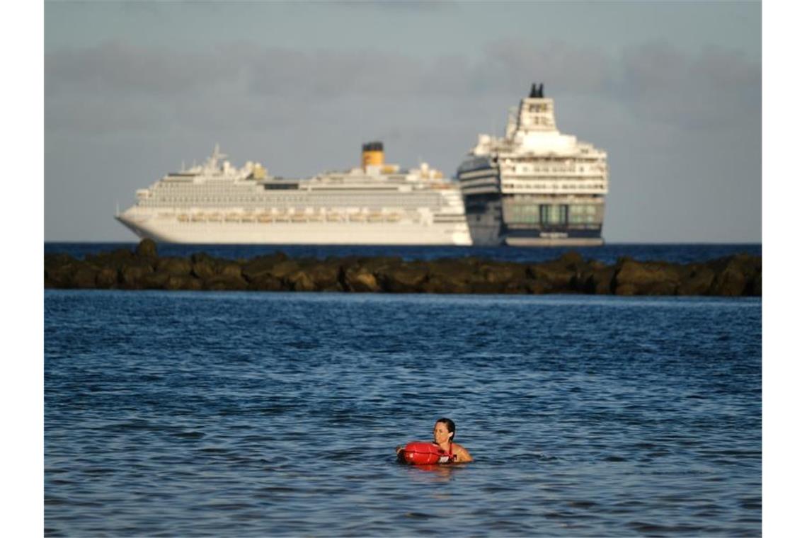Kreuzfahrtschiffe dürfen wieder in Spanien anlegen Zwei Kreuzfahrtschiffe vor Teneriffa (Archiv). Der Kreuzfahrttourismus ist für Spanien und vor allem für dortige Urlaubsregionen sehr wichtig. Foto: Andres Gutierrez/dpa