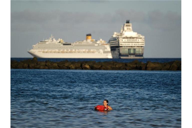 Zwei Kreuzfahrtschiffe vor Teneriffa (Archiv). Der Kreuzfahrttourismus ist für Spanien und vor allem für dortige Urlaubsregionen sehr wichtig. Foto: Andres Gutierrez/dpa
