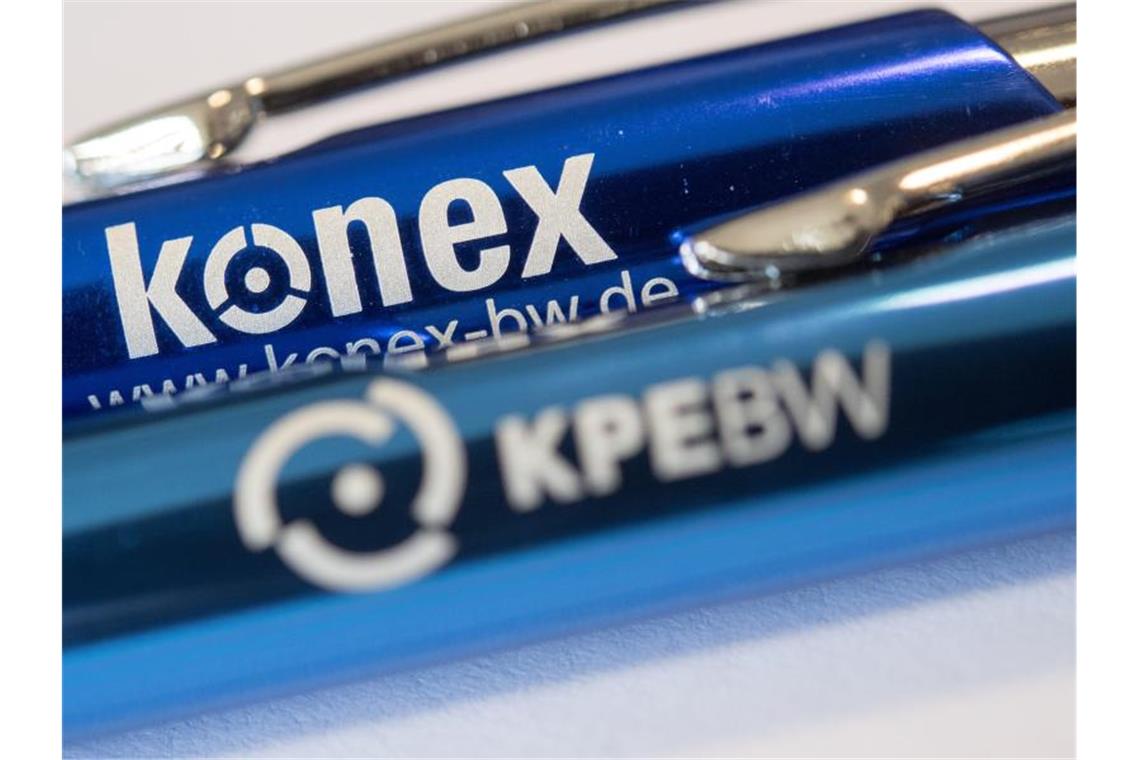 Beratung soll Rechtsextremen beim Ausstieg helfen Zwei Kugelschreiber mit dem Logo des Extremismus-Kompetenzzentrums „konex“. Foto: Sebastian Gollnow/dpa/Archivbild