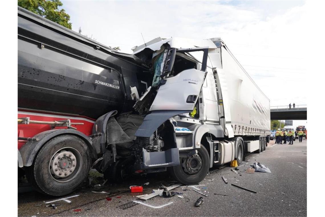 Zwei Lastwagen stehen nach einem Unfall auf der Autobahn 81. Foto: Andreas Rosar/dpa