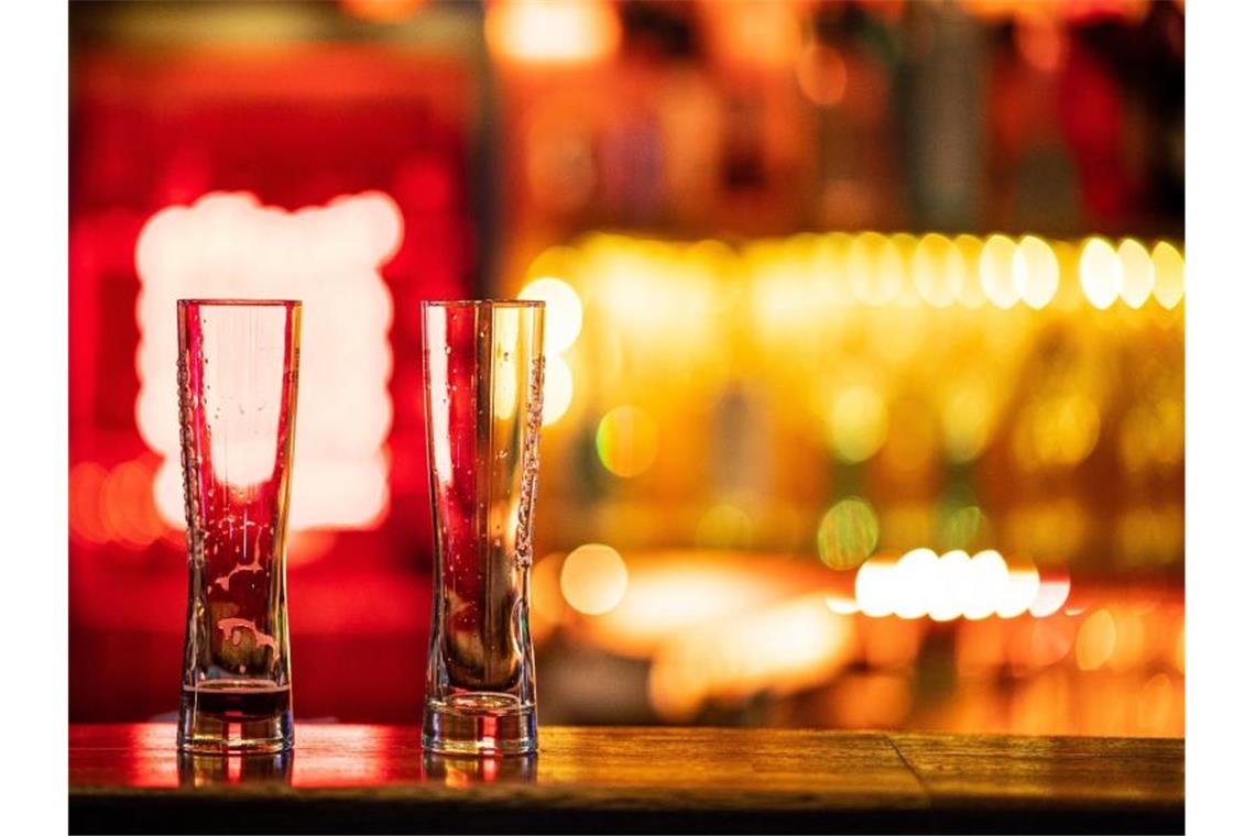Zwei leere Gläser stehen auf einem Tresen in einer Bar. Foto: Guido Kirchner/dpa/Symbolbild