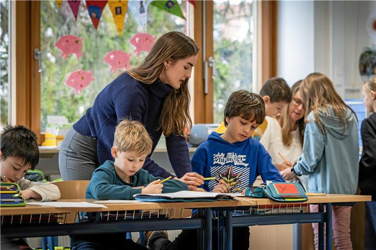 Zwei Lehrkräfte können im Unterricht besser auf die Kinder eingehen als eine. Deshalb bekommt Klassenlehrerin Claudia Berner (hinten) an der Plaisirschule regelmäßig Unterstützung von der pädagogischen Assistentin Emily Lux. Foto: Alexander Becher