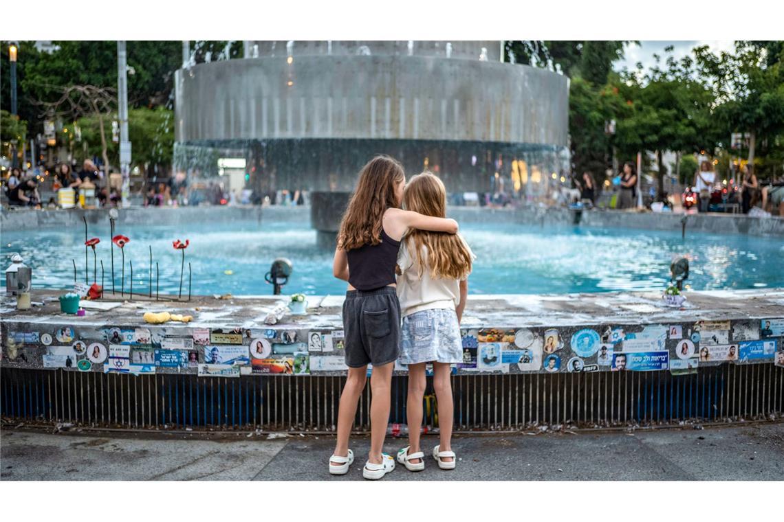 Zwei Mädchen stehen an der Gedenkstätte am Dizengoff-Brunnen in Tel Aviv im Vorfeld des zweiten Jahrestages des Hamas-Anschlags vom 7. Oktober 2023.