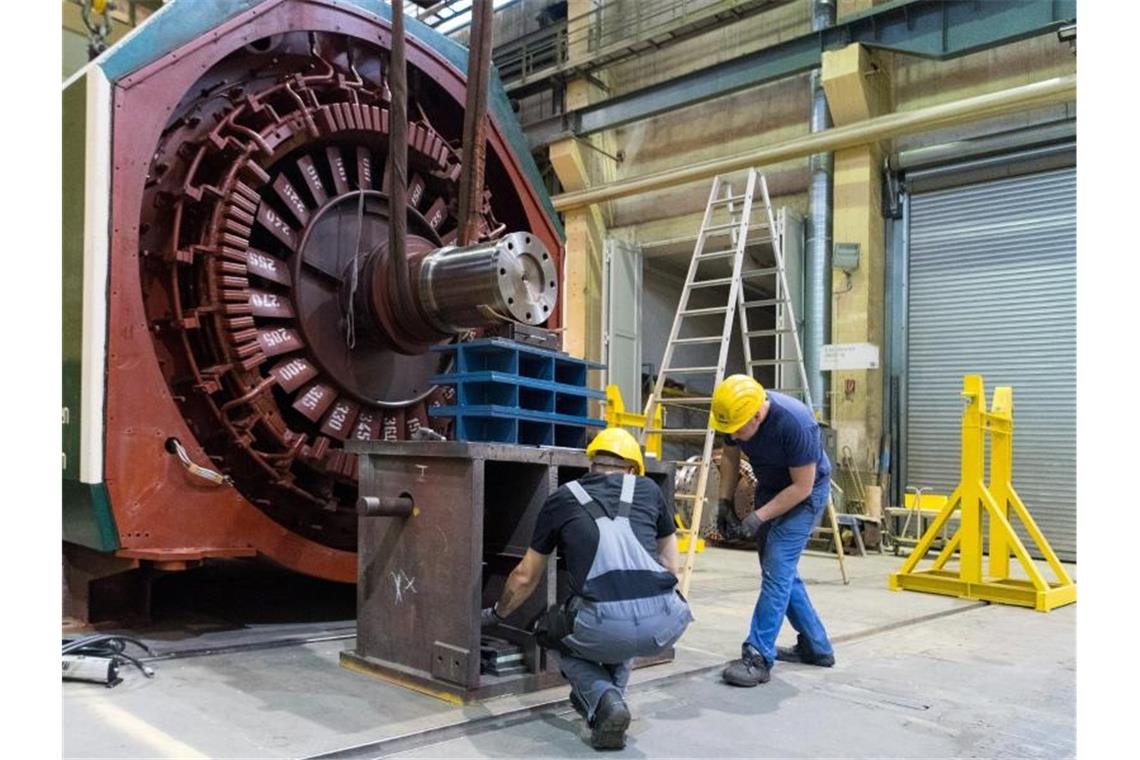 Exporte der Elektro-Branche fallen im August weiter Zwei Männer arbeiten in einer Produktionshalle eines Herstellers von Mittel- und Hochspannungsmaschinen. Foto: Monika Skolimowska/dpa/Archiv