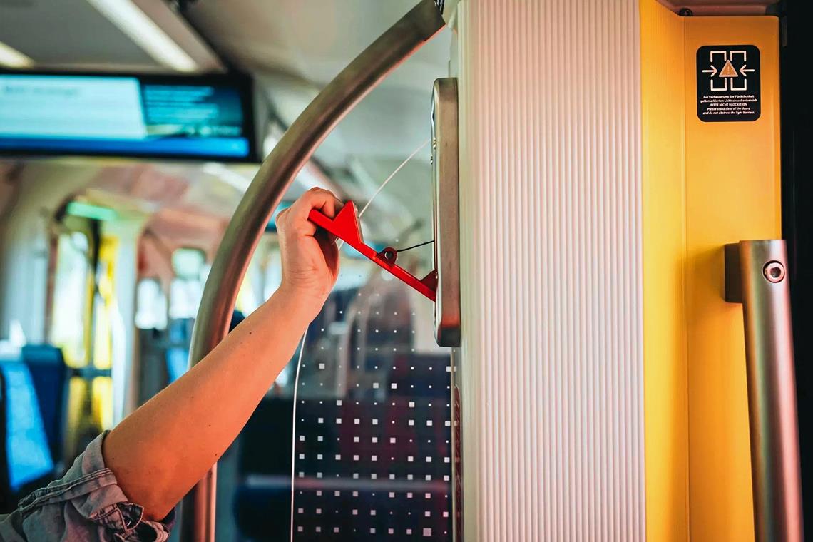 Notentriegelung in der S3 betätigt Zwei Männer betätigten die Notentriegelung in einer S-Bahn. Symbolfoto: DB
