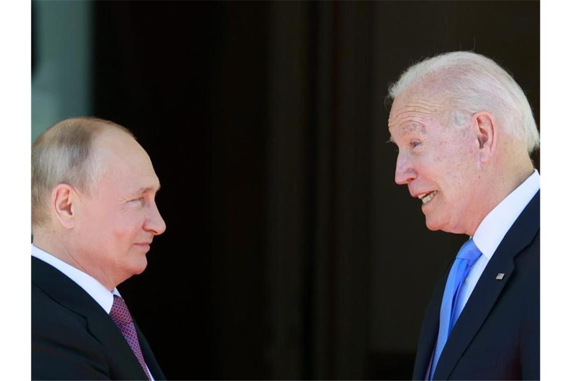 Biden und Putin gehen beim Gipfel in Genf aufeinander zu Zwei Männer, ein Treffen: Wladimir Putin und Joe Biden. Foto: Denis Balibouse/Pool Reuters/dpa