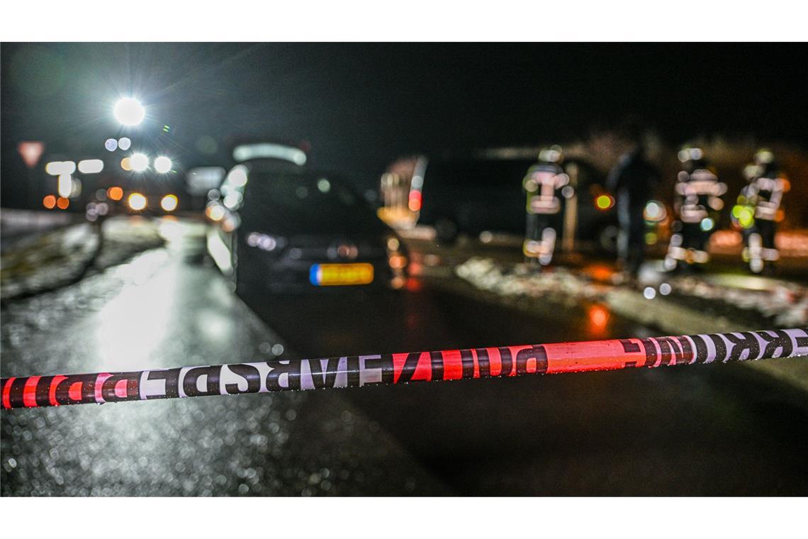 Zwei Männer haben am Dienstag auf das Fahrzeug eines Spezialeinsatzkommandos der Polizei geschossen.