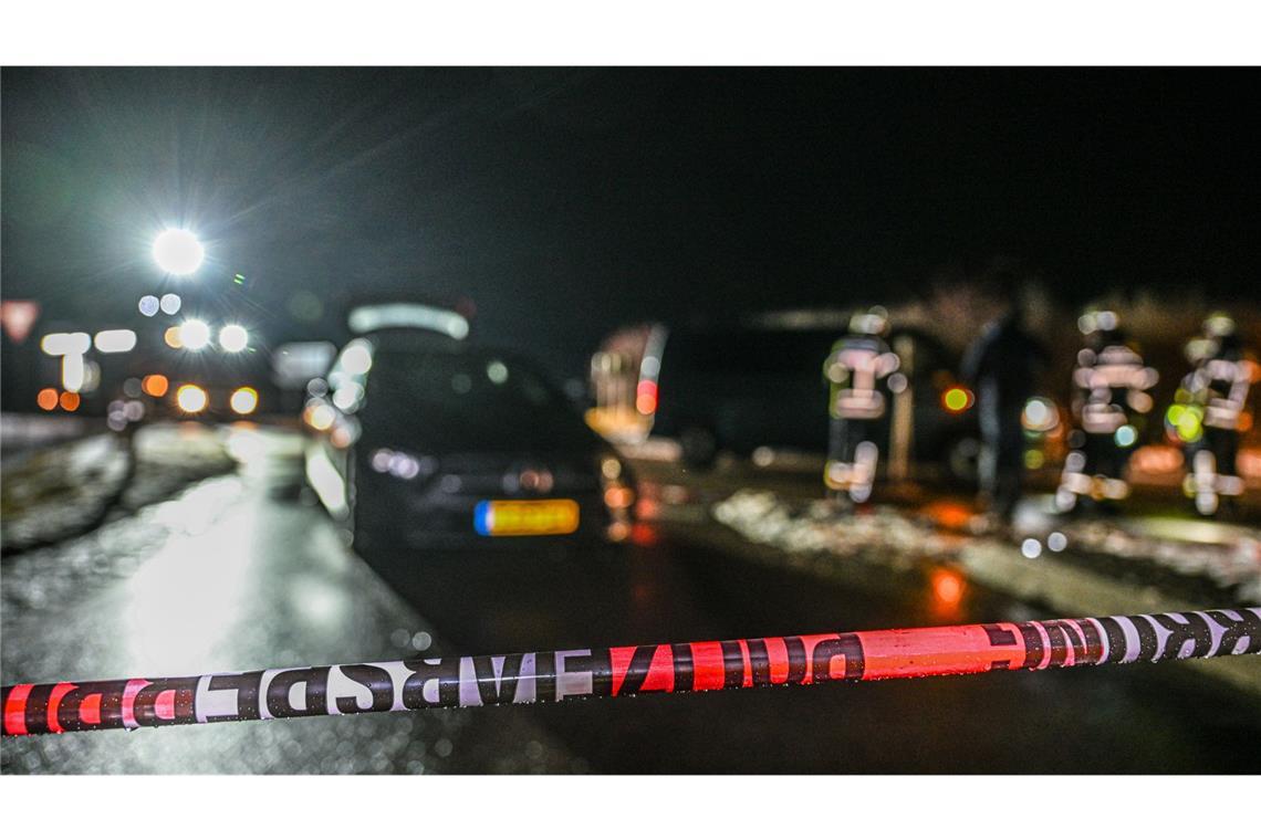 Zwei Männer haben auf das Fahrzeug eines Spezialeinsatzkommandos (SEK) der Polizei geschossen.