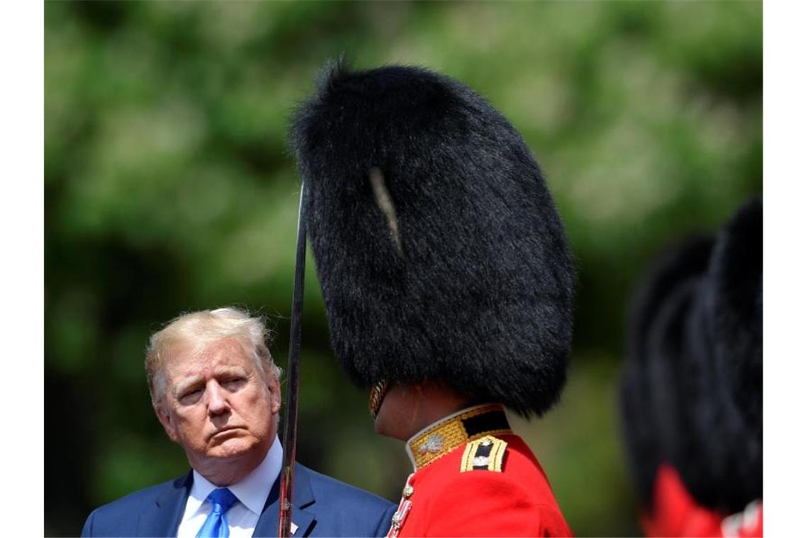 Zwei Männer mit ungewöhnlicher Frisur: Donald Trump nimmt die Ehrenwache im Garten des Buckingham-Palastes ab. Foto: Toby Melville/PA Wire