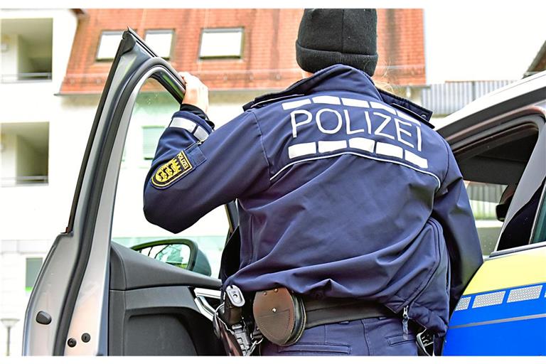 Zwei Männer müssen wegen Körperverletzung und Beleidigung mit Strafanzeigen rechnen. Symbolfoto: Tobias Sellmaier