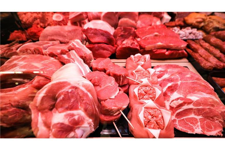 Zwei Männer schmuggeln unerlaubert kiloweise Rindfleisch aus Nigeria (Symbolbild).