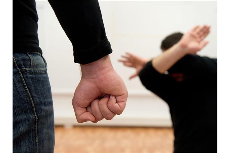 Zwei Männer simulieren einen gewalttätigen Übergriff. Foto: Sebastian Kahnert/dpa/Archivbild