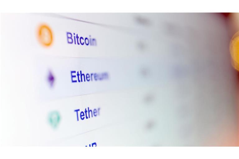 Zwei Männer und eine Frau  sollen nach einem Erbfall Bitcoin einer Erbschaft entzogen und verschleiert haben (Symbolbild).