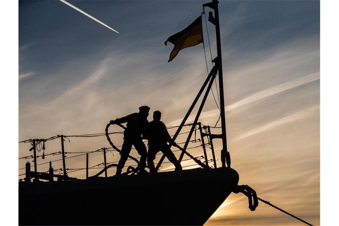 Zwei Marinesoldaten stehen auf dem Bug der Fregatte „Augsburg“ der Deutschen Marine. Die „Augsburg“ lief damals zur Operation „Sophia“ aus. Nach dem Libyen-Gipfel erwägt die EU eine Wiederbelebung ihrer Militärmission. Foto: Mohssen Assanimoghaddam/dpa